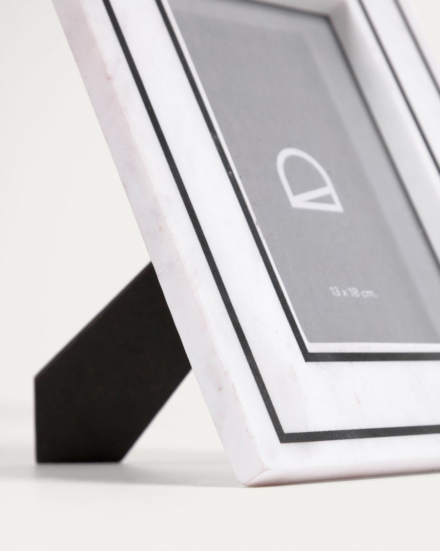 Vittoria photo frame in black and white marble 25 x 20 cm