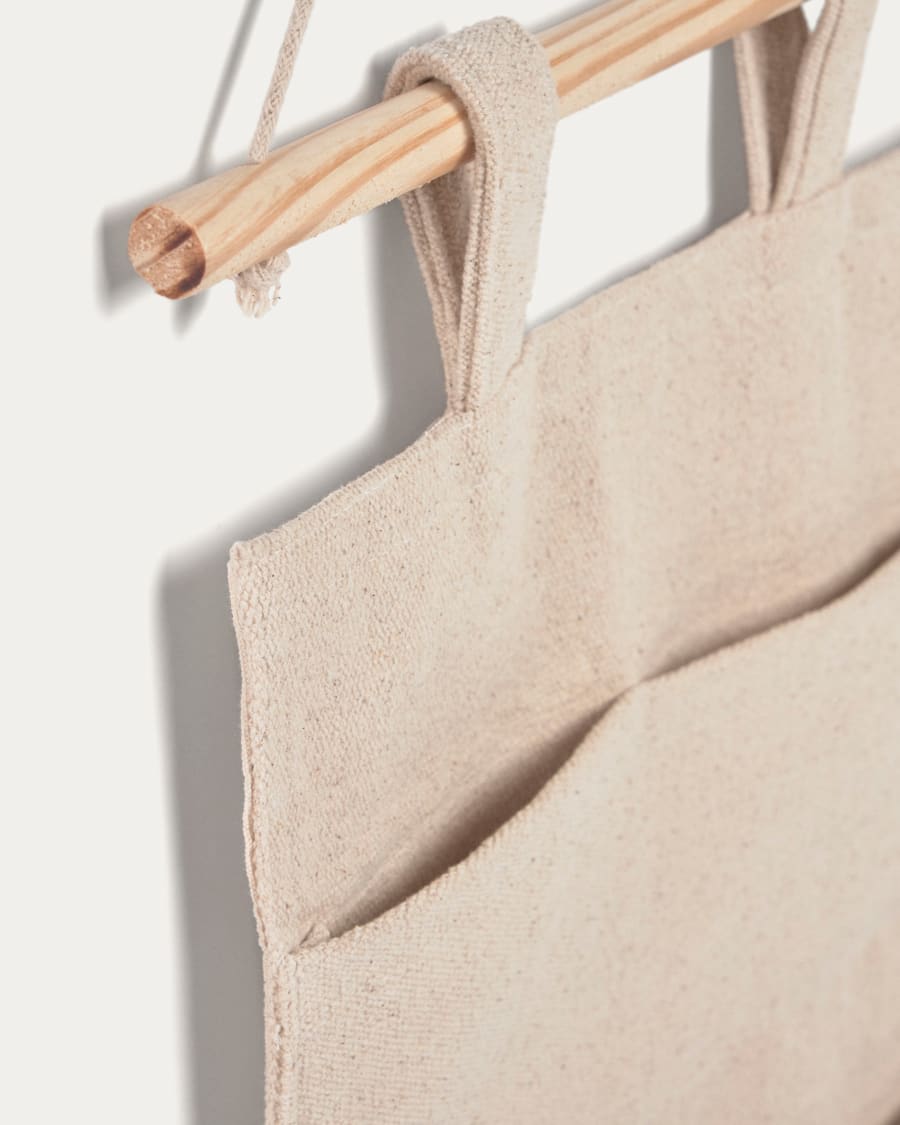 Colgador con bolsillos Niale 100 algodon organico GOTS beige Kave Home Spain