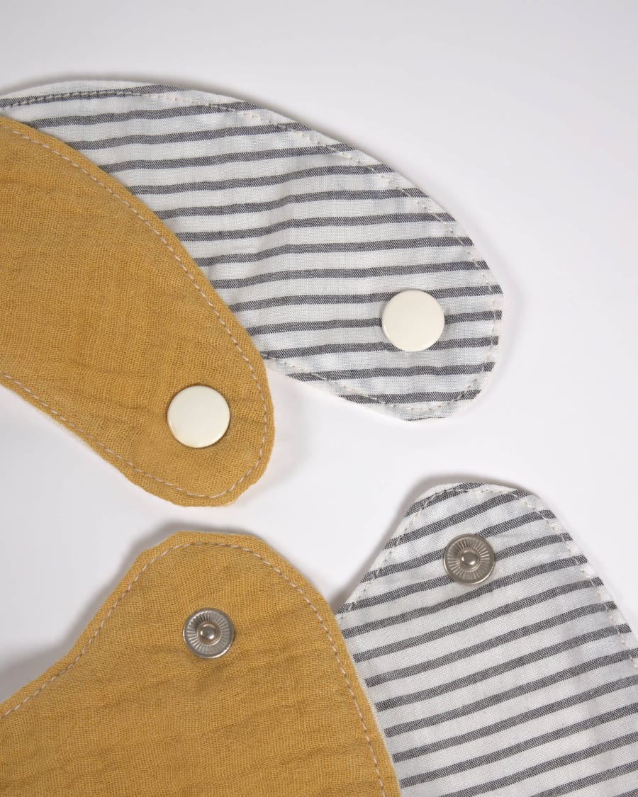 Set Manon de 2 baberos 100% algodón orgánico (GOTS) mostaza y rayas gris