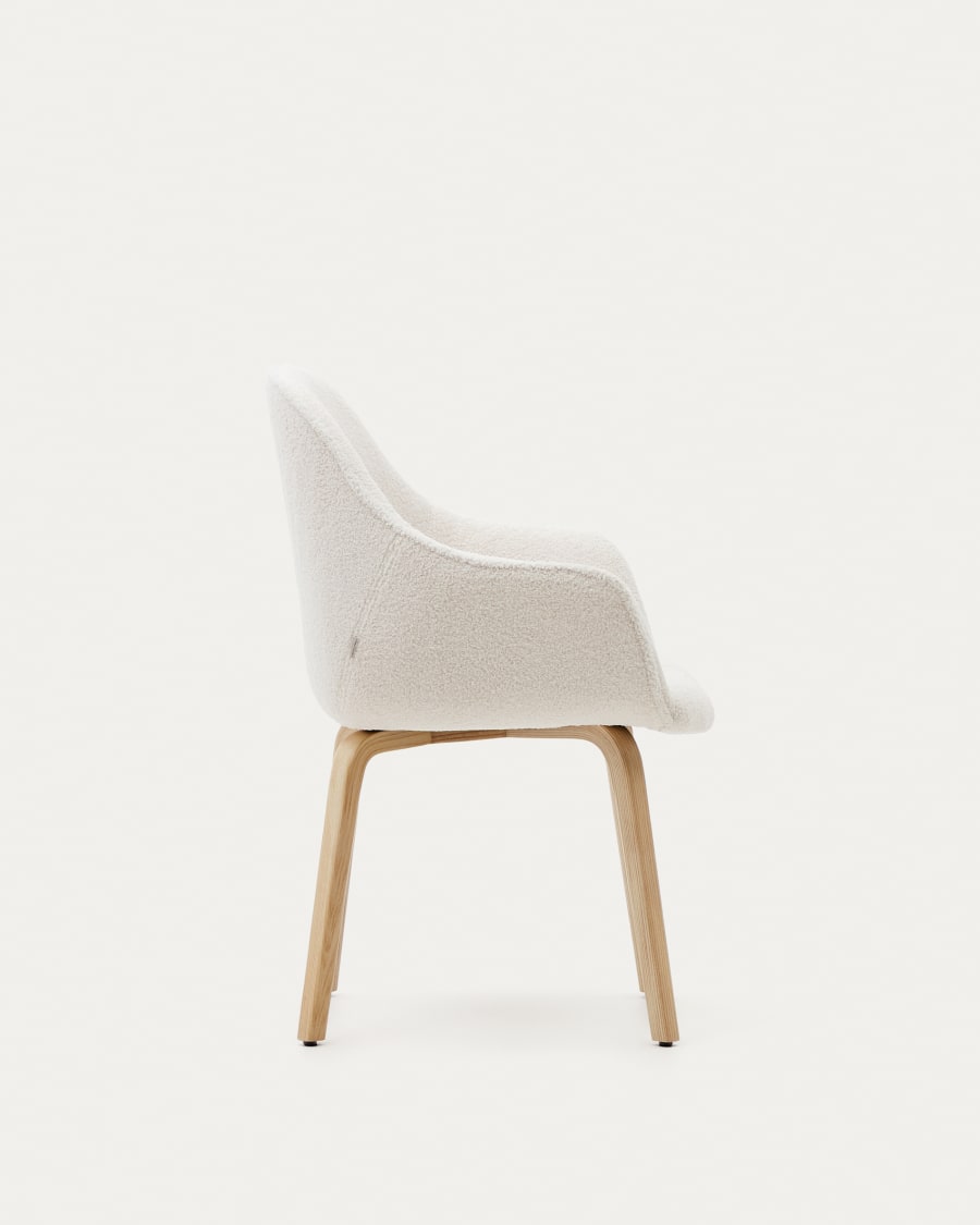 Aleli chair in white bouclé with solid ash wood legs and natural finish