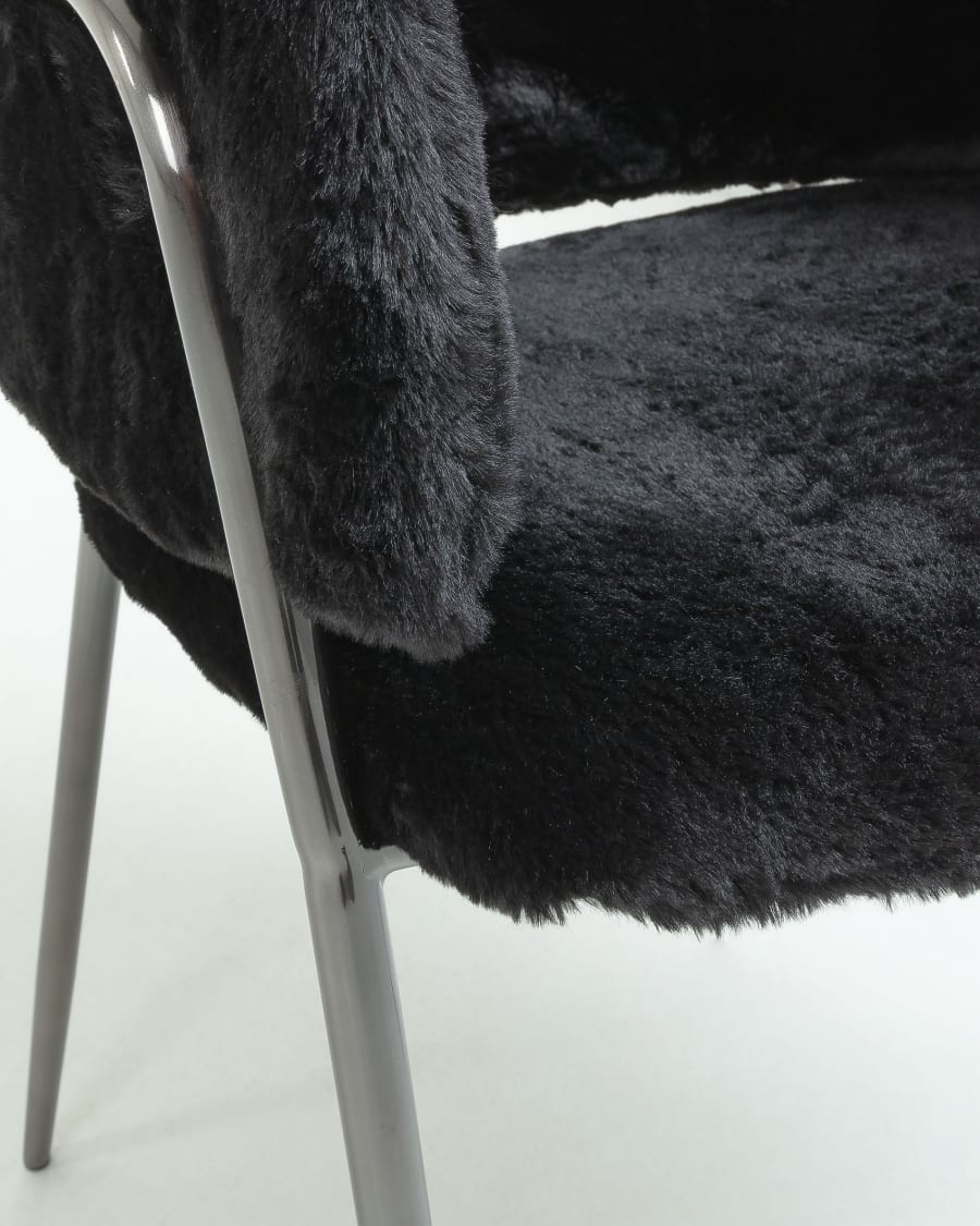 Armchair Runnie black hair