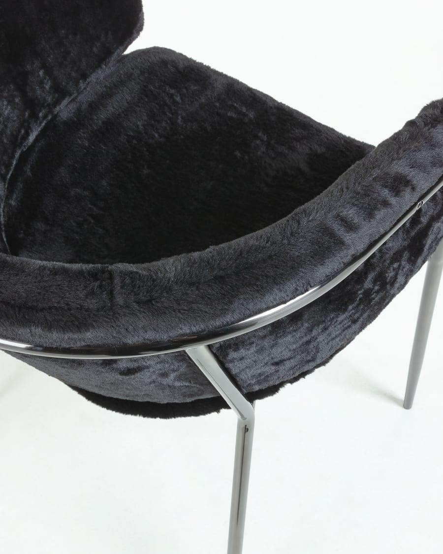 Armchair Runnie black hair