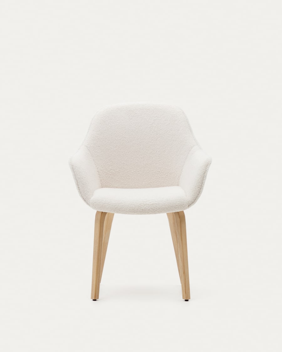 Aleli chair in white bouclé with solid ash wood legs and natural finish
