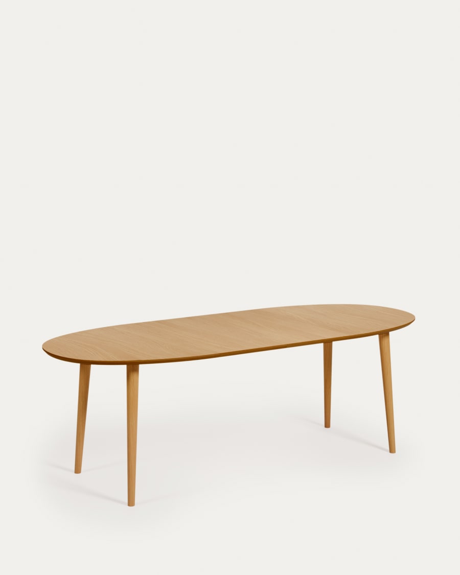 Oqui extendable oval table with an oak veneer and solid wood legs, Ø 140 (220) x 90 cm