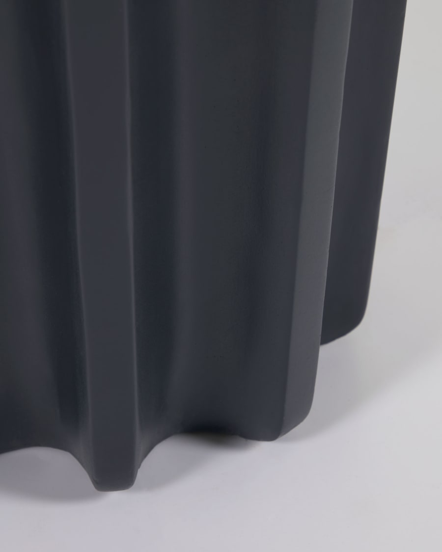 Vilandra round outdoor side table made of concrete with black finish Ø 32 cm