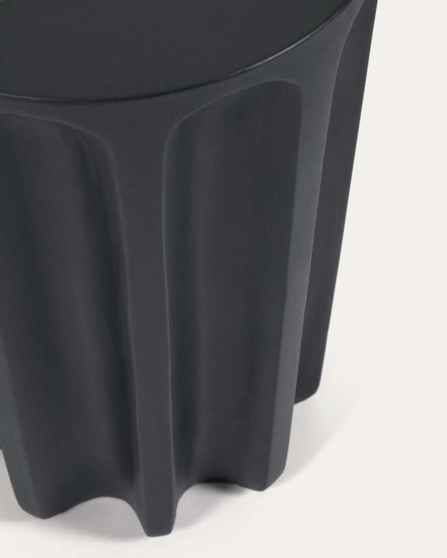 Vilandra round outdoor side table made of concrete with black finish Ø 32 cm