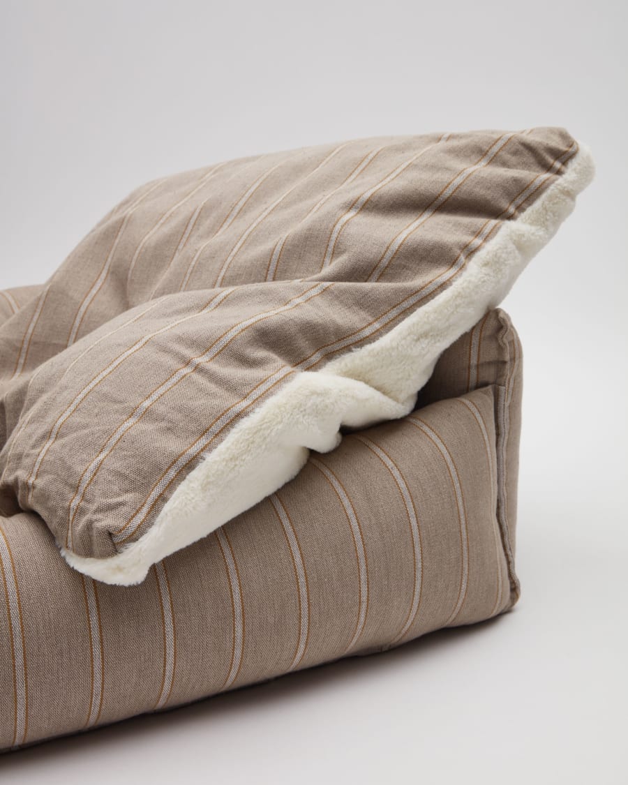 Toby large bed for pets with white stripes and brown fur