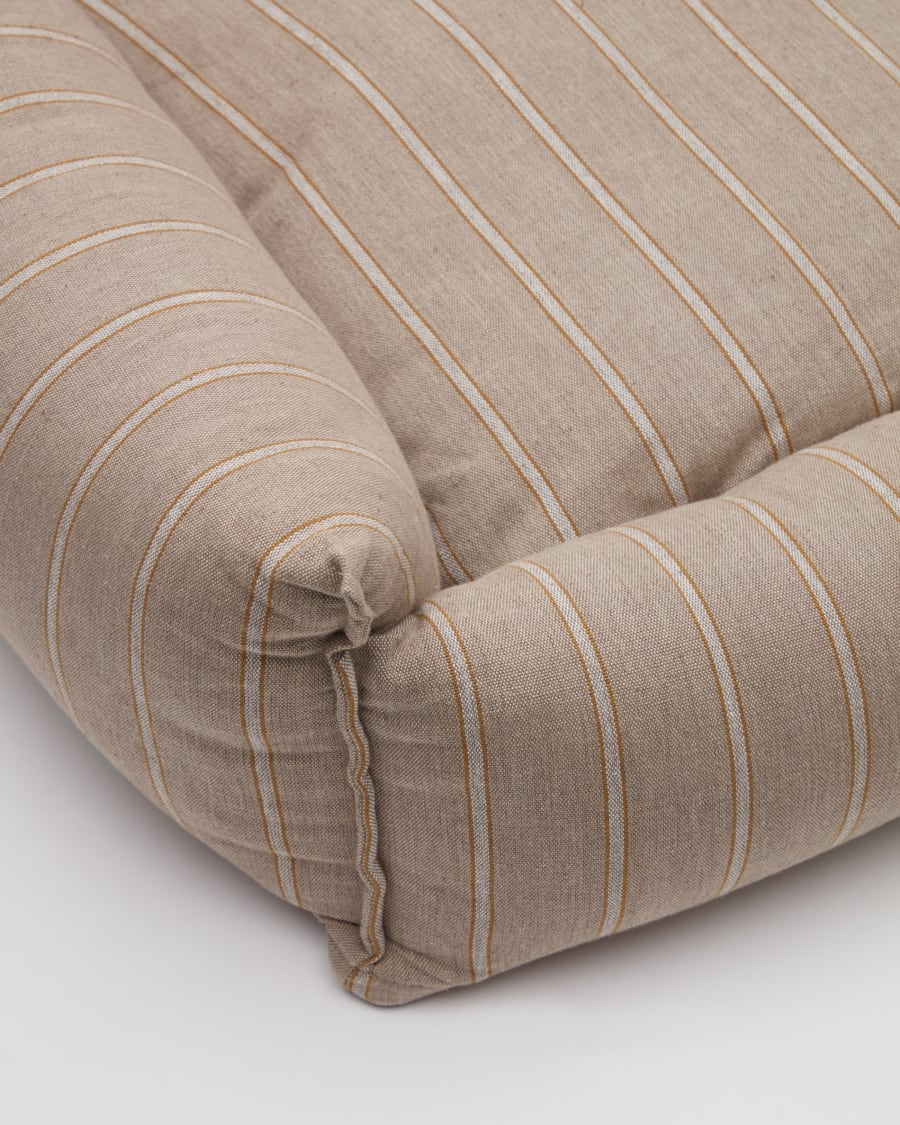 Toby large bed for pets with white stripes and brown fur