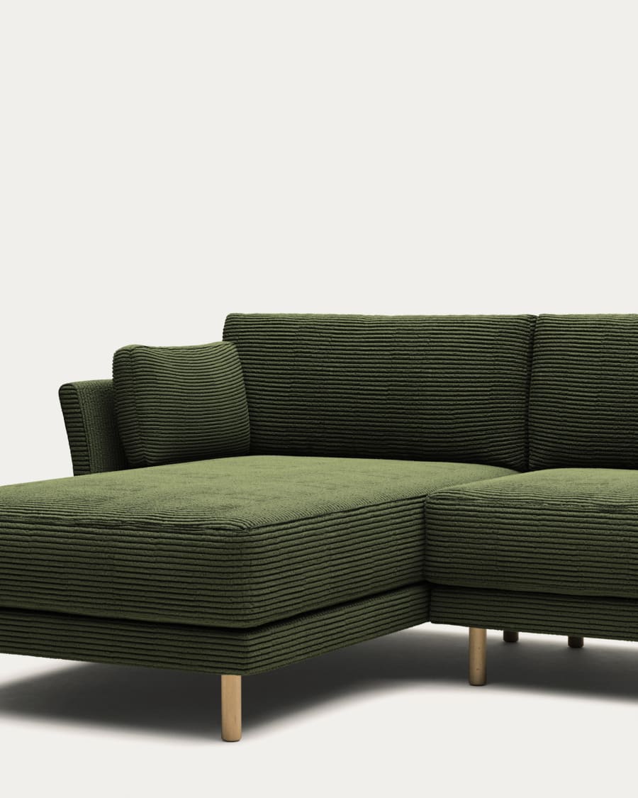 3-Sitzer-Sofa Gilma mit Chaiselongue rechts/links, schwer entflammbar mit dickem, grünem Cord und Beinen mit naturfarbenem Finish, 260 cm