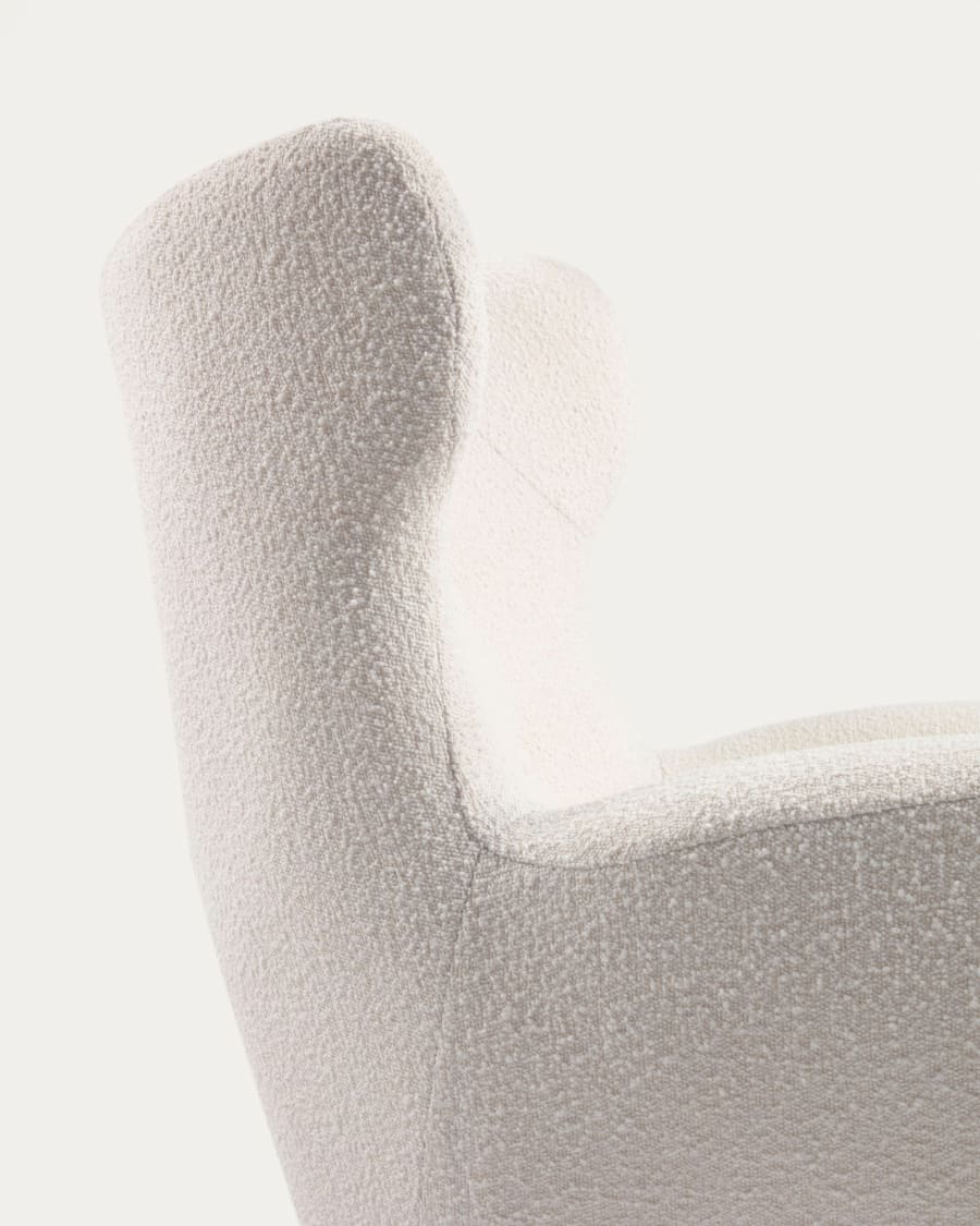 Patio armchair in white bouclé with solid, beech wood legs FSC Mix Credit