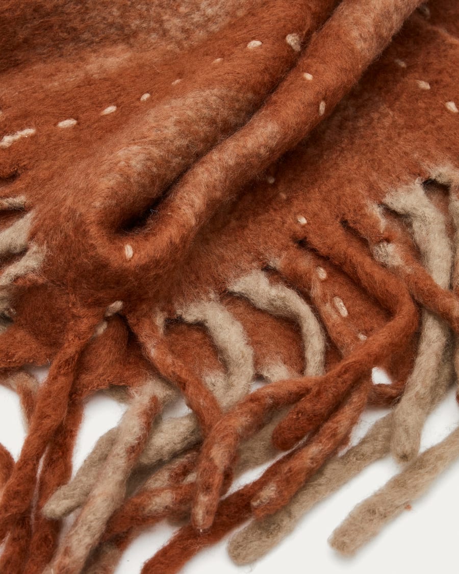 Couverture Maiela à rayures avec franges rouge et blanc et détail de surpiqûre blanche 130 x 170 cm