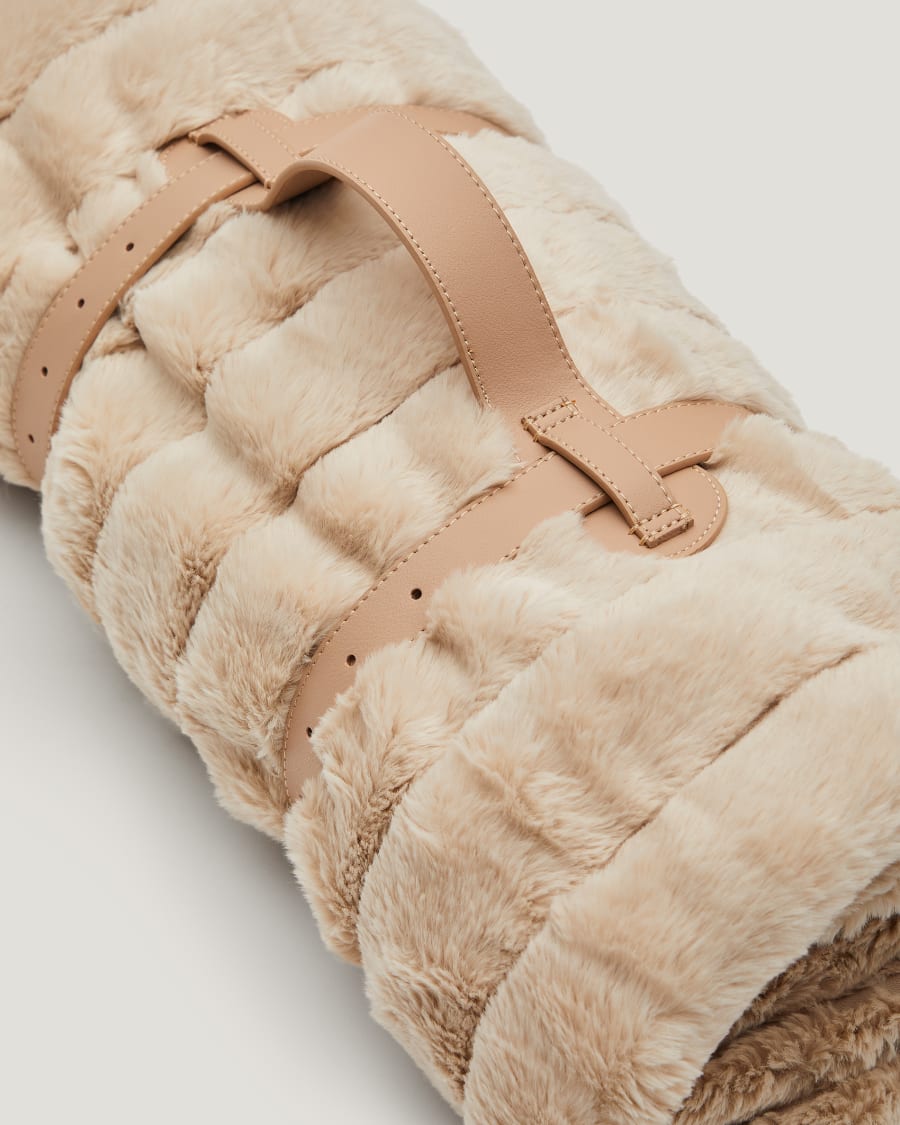 Sita beige fur blanket 125 x 150 cm Kave Home Greece