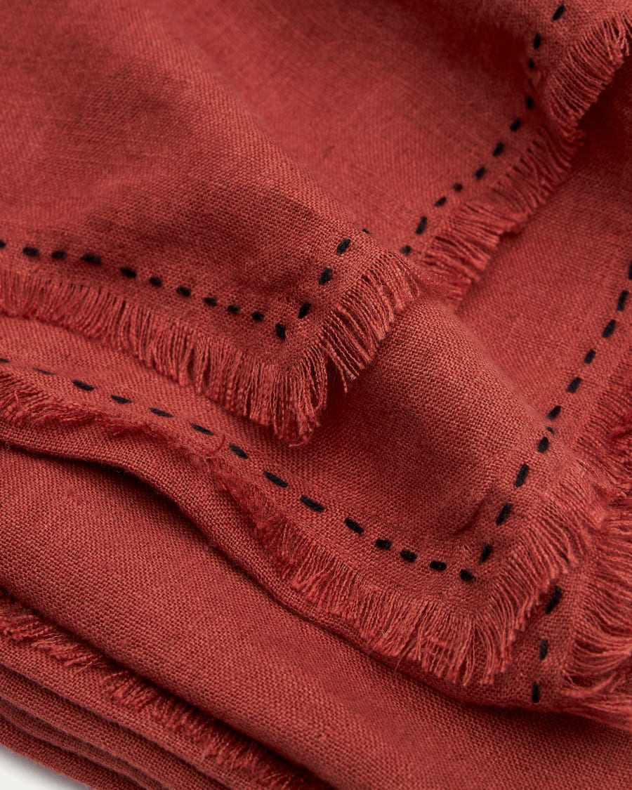 Montalt Tischdecke 100% Leinen mit Terrakotta Fransen und schwarzen Kontrastnähten 150 x 250 cm