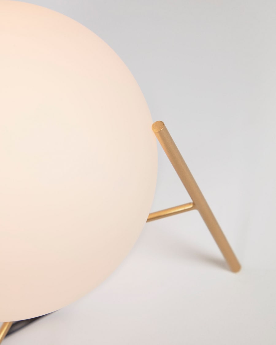 Seina Tischlampe aus Stahl mit Messing-Finish