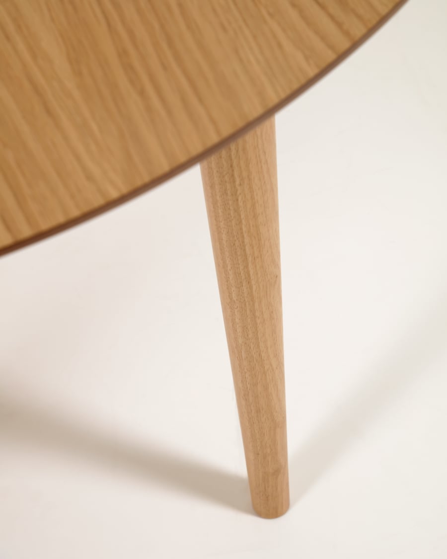 Oqui extendable oval table with an oak veneer and solid wood legs, Ø 140 (220) x 90 cm