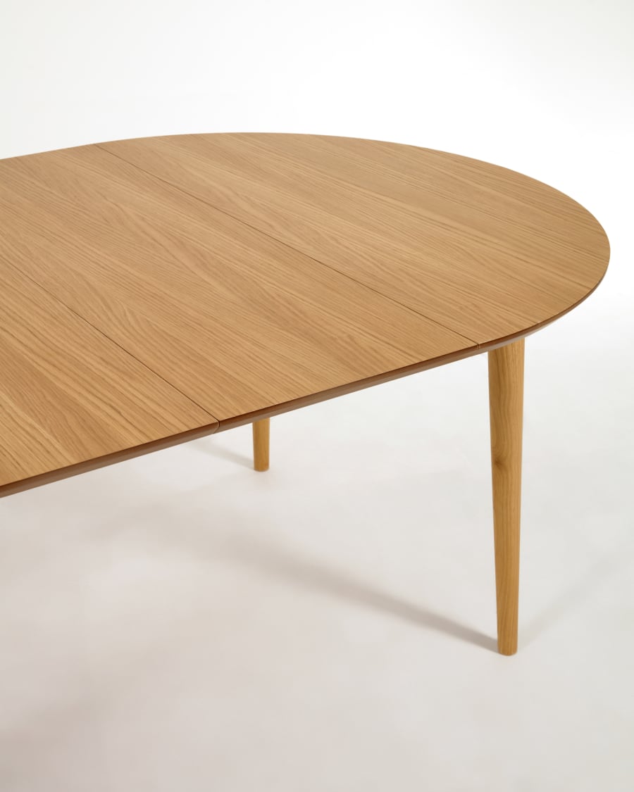 Oqui extendable oval table with an oak veneer and solid wood legs, Ø 120 (200) x 120 cm