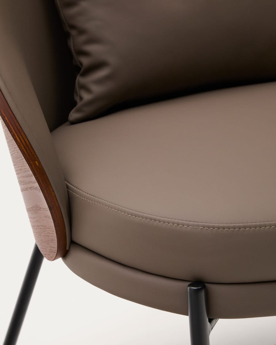 Eamy Sessel aus braunem Kunstleder, Eschenfurnier in Nussbaum-Finish mit Metall in Schwarz
