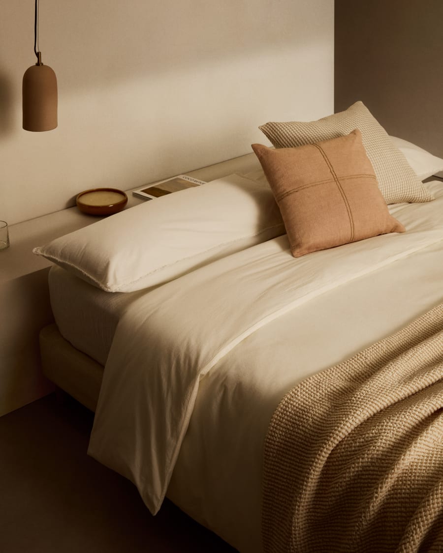 Sulken cushion cover in pink linen and a beige embroidery feature, 45 x 45 cm