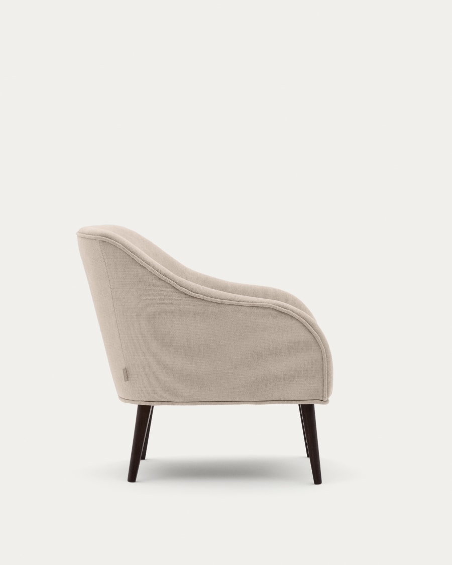 Poltrona Bobly beige e legno massello di faggio con finitura wengè FSC Mix Credit