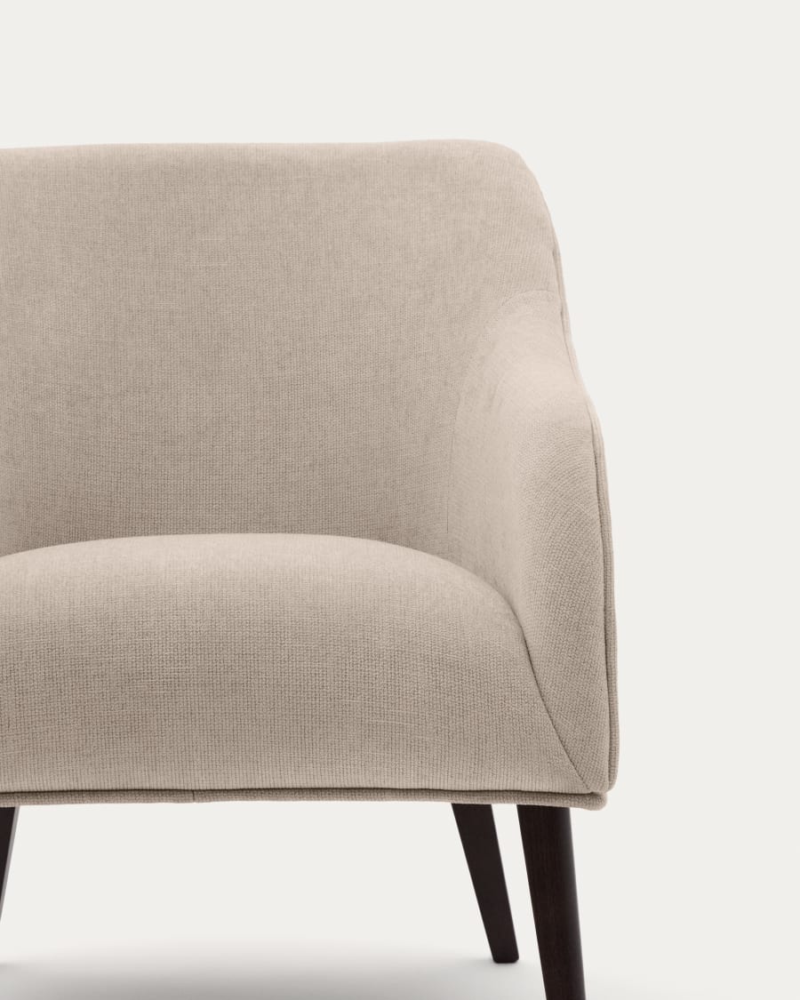 Poltrona Bobly beige e legno massello di faggio con finitura wengè FSC Mix Credit