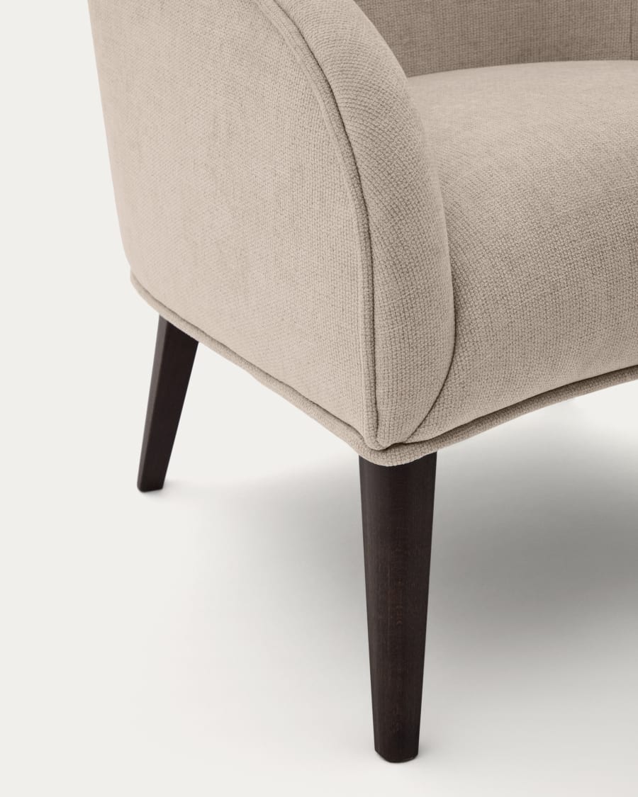 Poltrona Bobly beige e legno massello di faggio con finitura wengè FSC Mix Credit