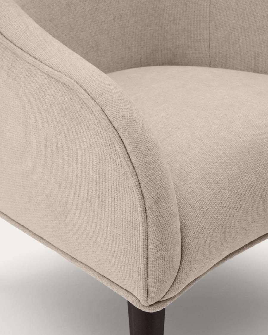 Poltrona Bobly beige e legno massello di faggio con finitura wengè FSC Mix Credit