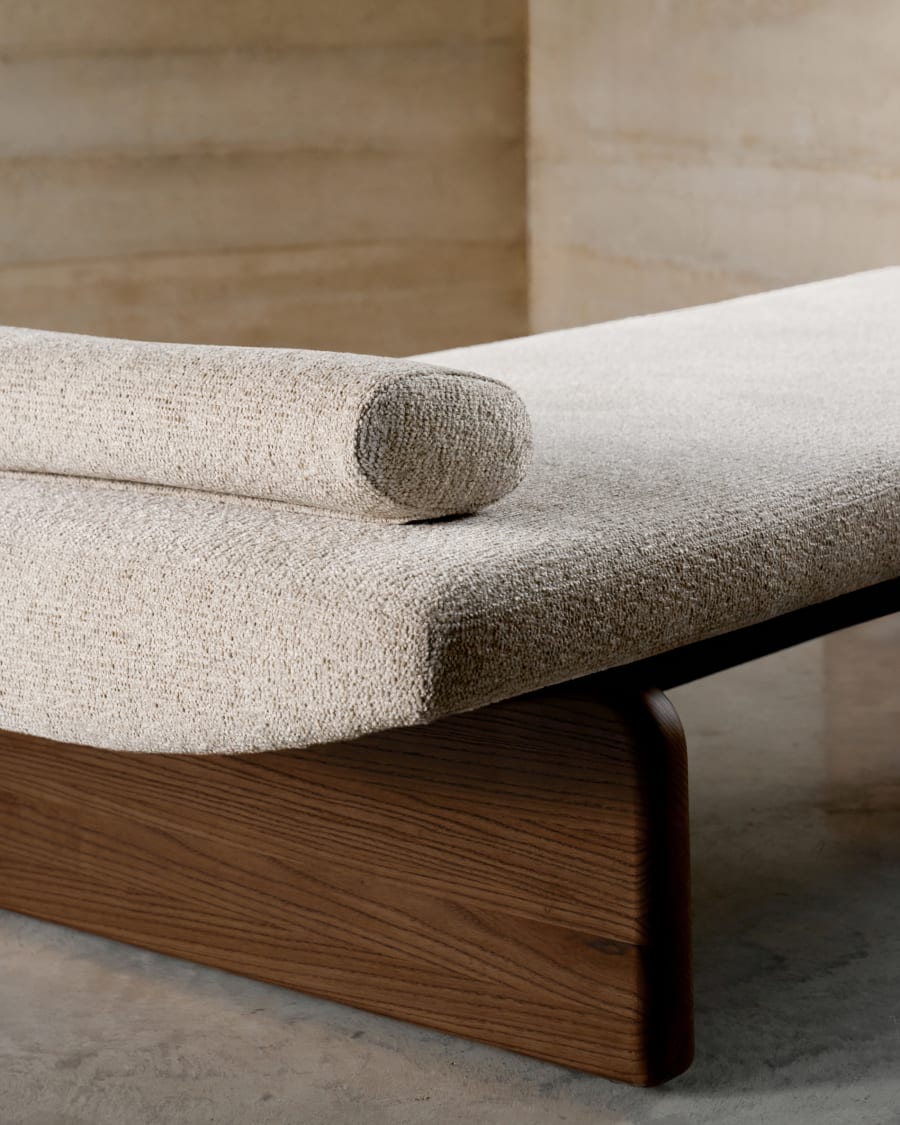 Topaz divan in beige chenille with solid ash wood in a walnut finish, 200 cm FSC 100%