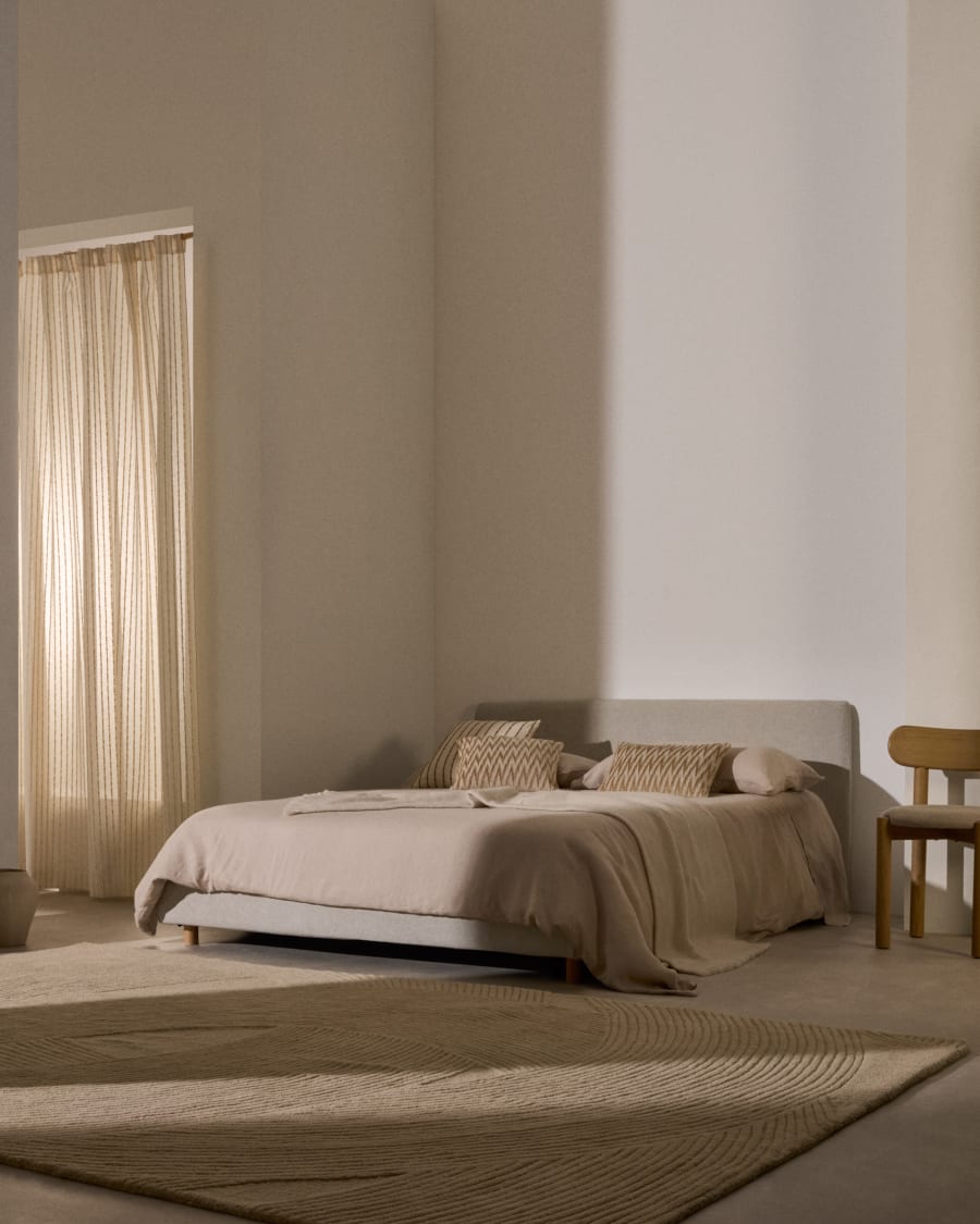 Abziehbares Bett Valma aus perlfarbener Chenille mit Beinen aus massivem Buchenholz für Matratze von 180 x 200 cm