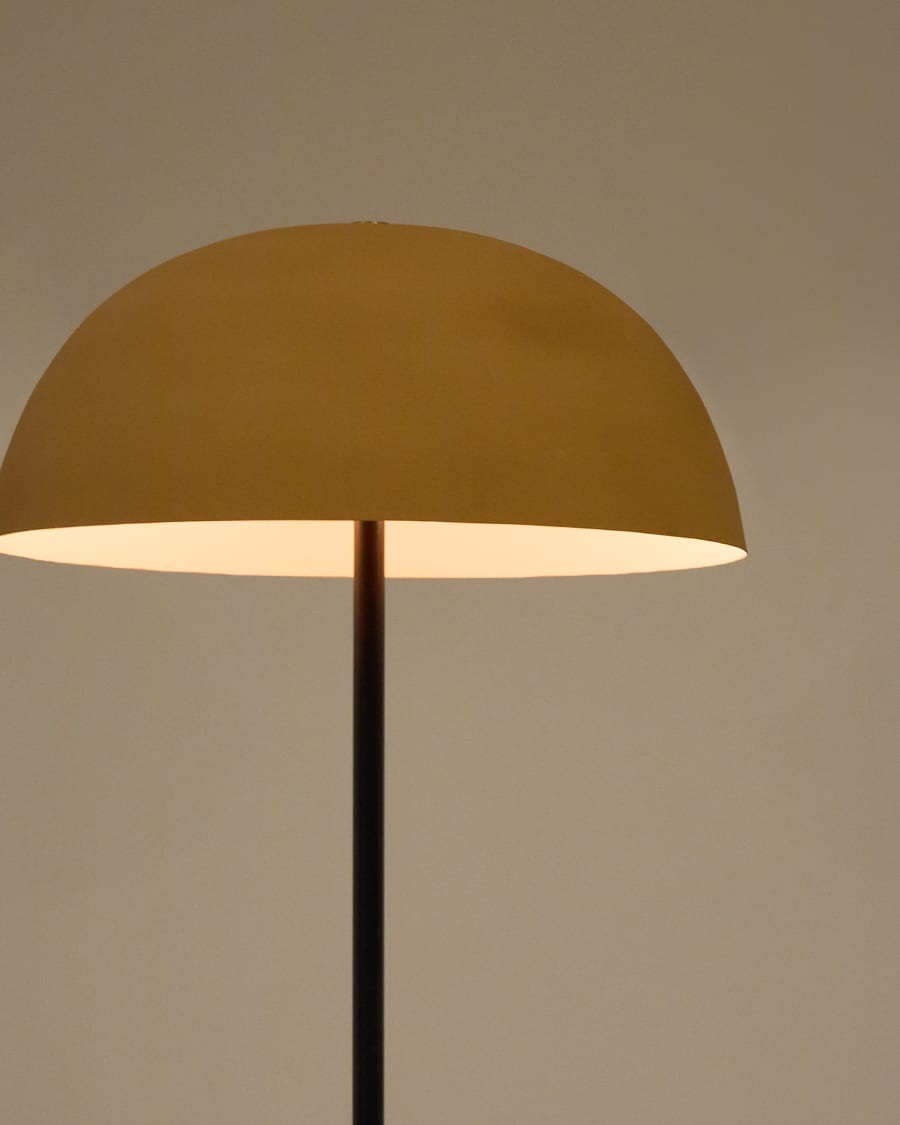 Stehlampe Nibla aus schwarzem Metall und Lampenschirm in Terrakottaoptik