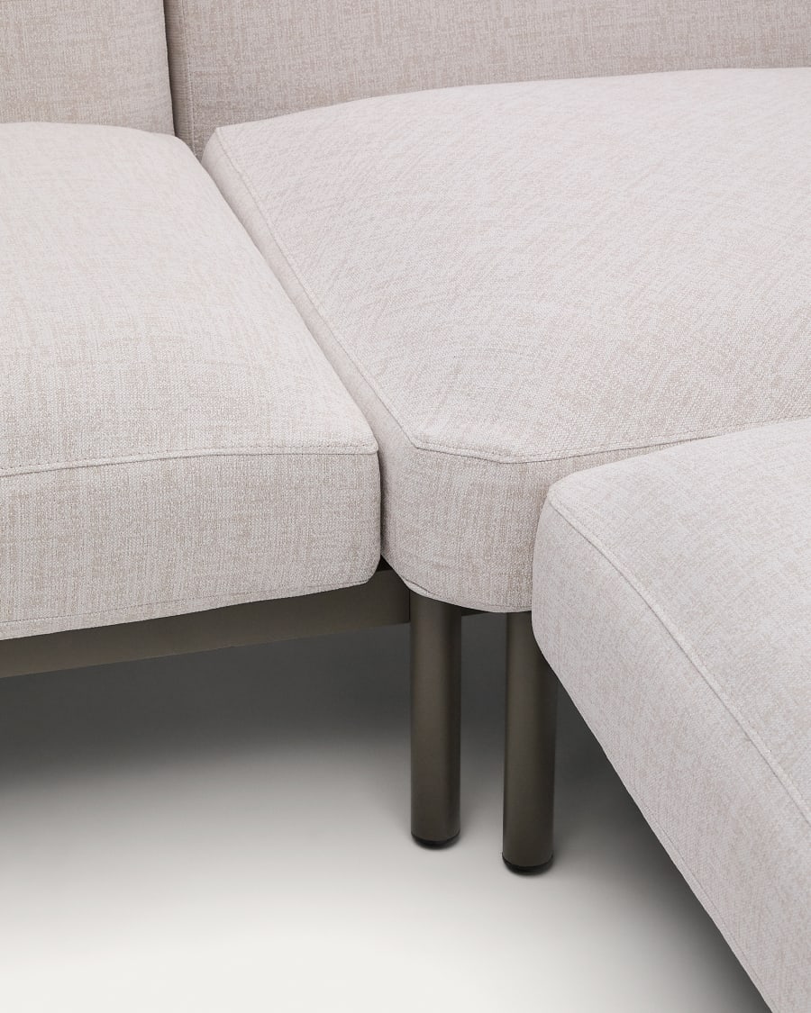 Divano angolare modulare da esterno Sorells a 5 posti con rivestimento beige e alluminio verde con 2 tavoli in teak 277 x 446 cm FSC 100%