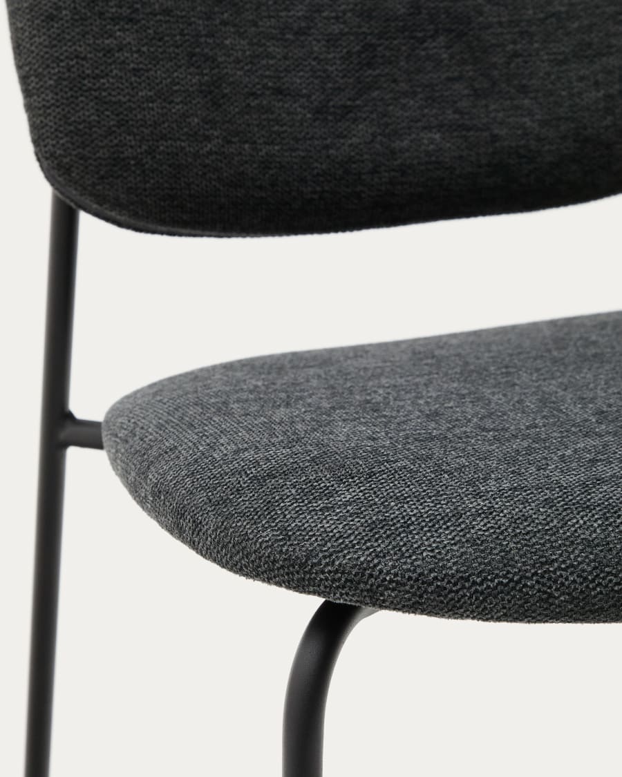 Stapelbarer Stuhl Meli mit grauer Chenille und grauen Metallbeinen FSC Mix Credit