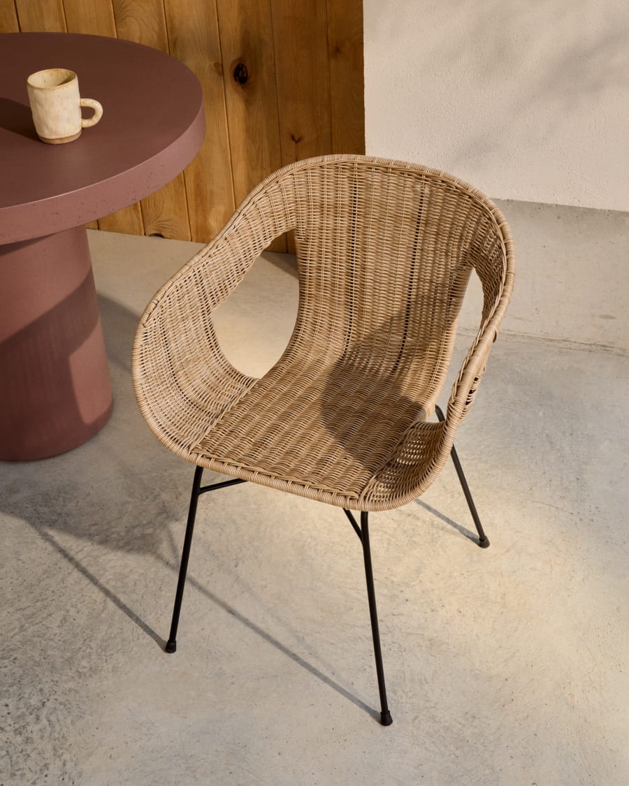 Stapelbarer Stuhl Eltiera aus synthetischem Rattan und schwarzem Stahlgestell