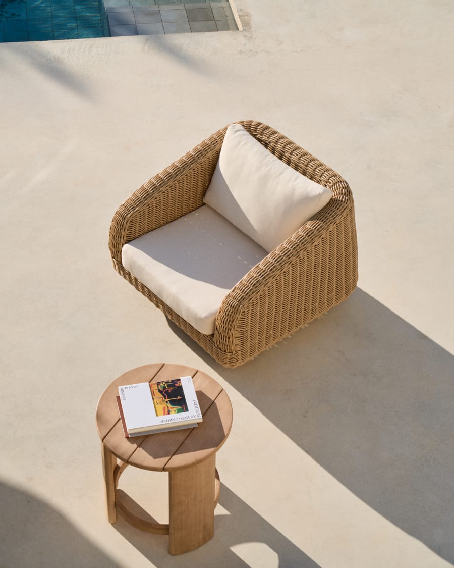 Poltrona Meria in rattan sintetico e gambe in legno massiccio di acacia 100% FSC