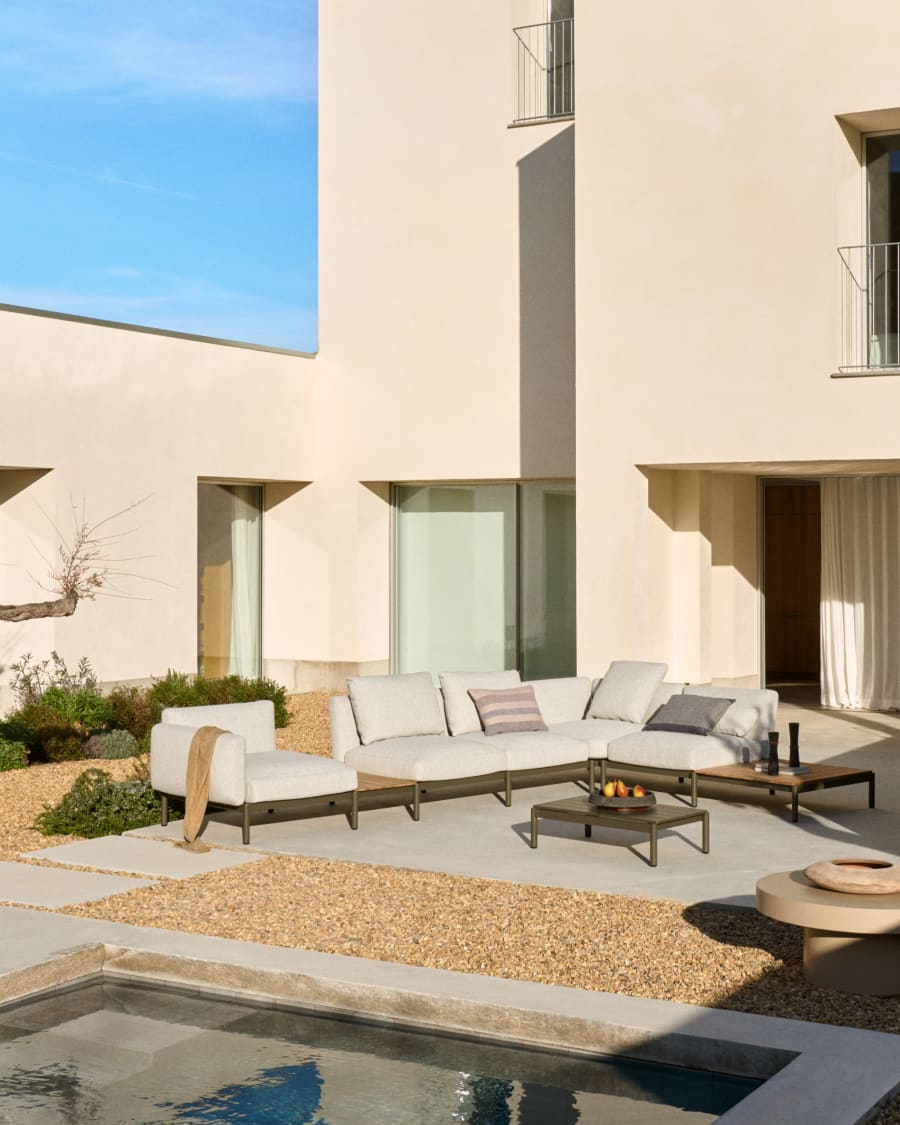Divano angolare modulare da esterno Sorells a 5 posti con rivestimento beige e alluminio verde con 2 tavoli in teak 277 x 446 cm FSC 100%