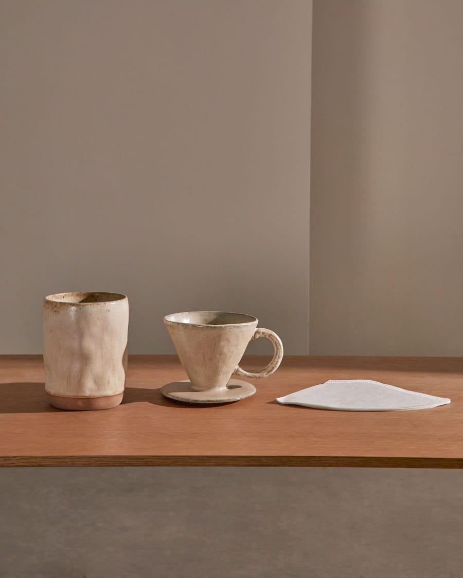 Set Zunel aus einer Tasse mit Kaffeefilter aus Keramik in Beige