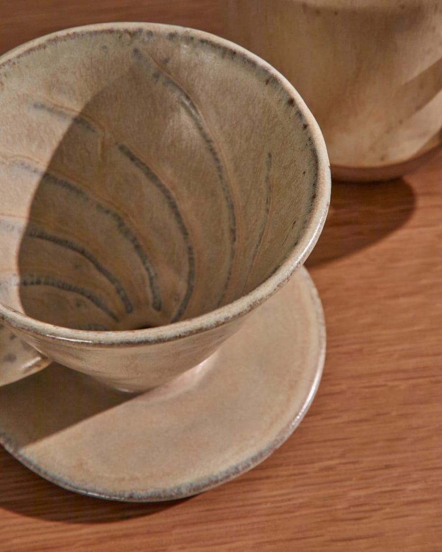 Set Zunel aus einer Tasse mit Kaffeefilter aus Keramik in Beige