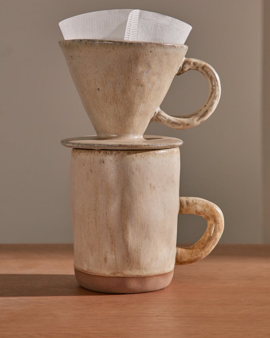 Set Zunel aus einer Tasse mit Kaffeefilter aus Keramik in Beige