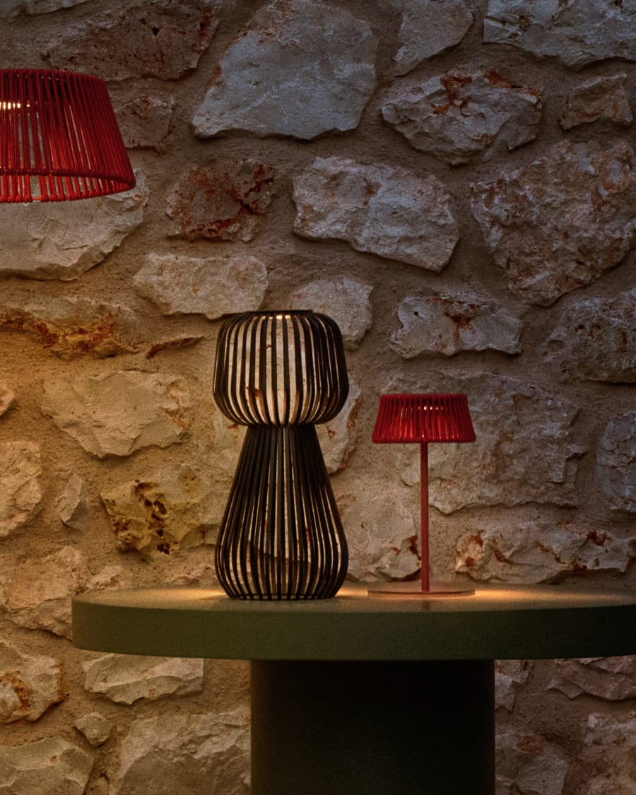 Reiba black metal solar table lamp