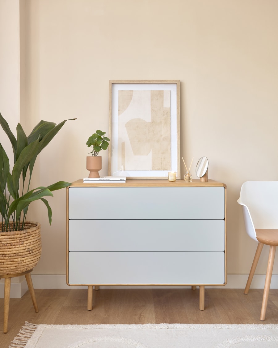 Veida mirror with natural wooden stand