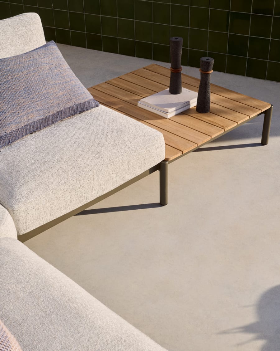 Divano angolare modulare da esterno Sorells a 5 posti con rivestimento beige e alluminio verde con 2 tavoli in teak 277 x 446 cm FSC 100%