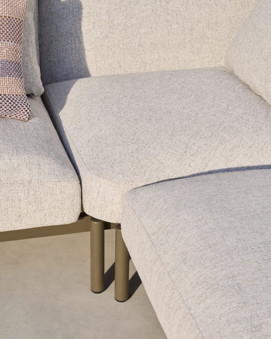 Divano angolare modulare da esterno Sorells a 5 posti con rivestimento beige e alluminio verde con 2 tavoli in teak 277 x 446 cm FSC 100%