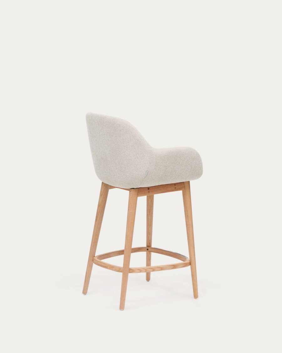 Beigefarbener Hocker Konna mit Beinen aus massivem Eschenholz, helles Finish 65 cm