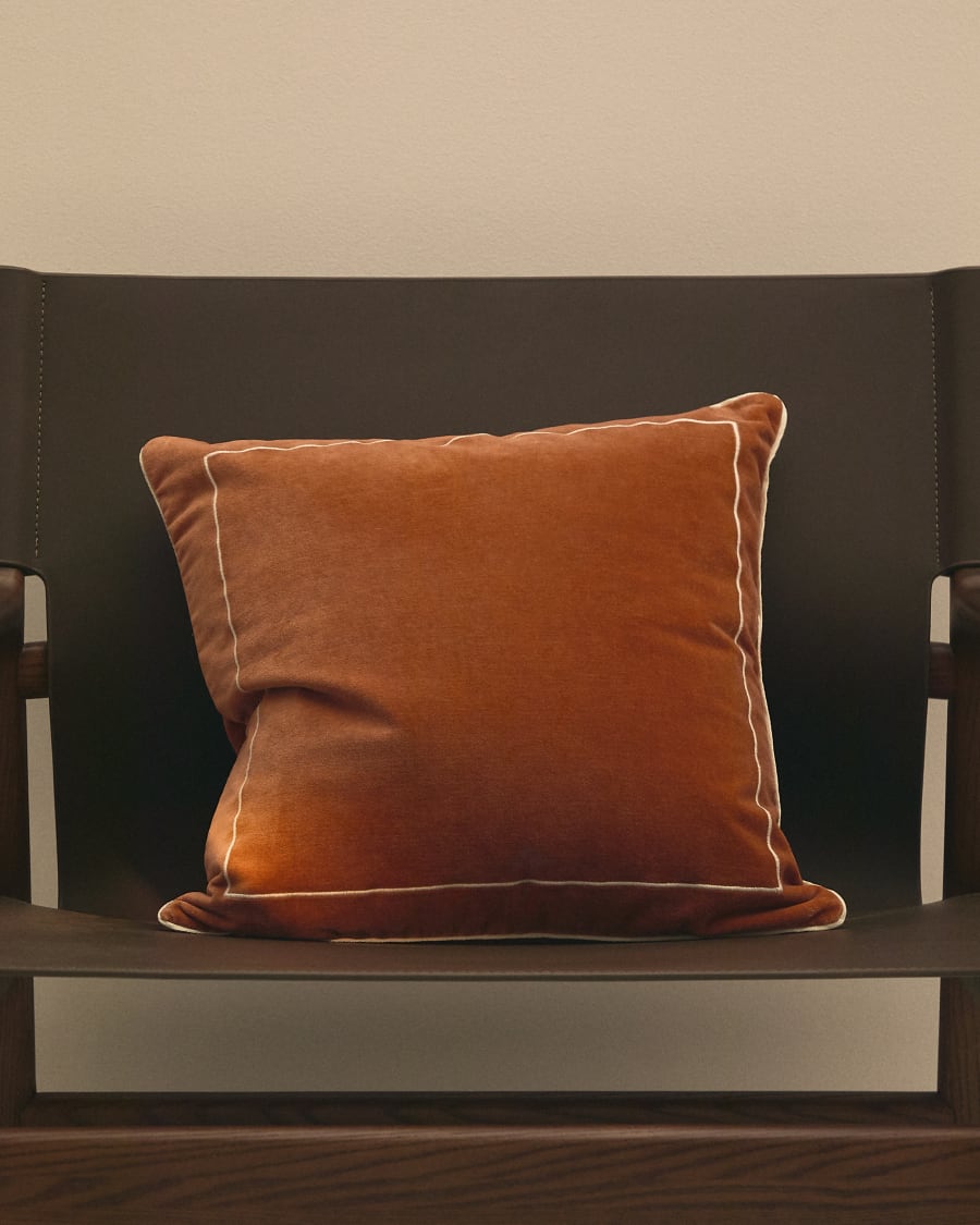 Housse de coussin Tivani en velours orange brodé avec liseré contrasté 45 x 45 cm