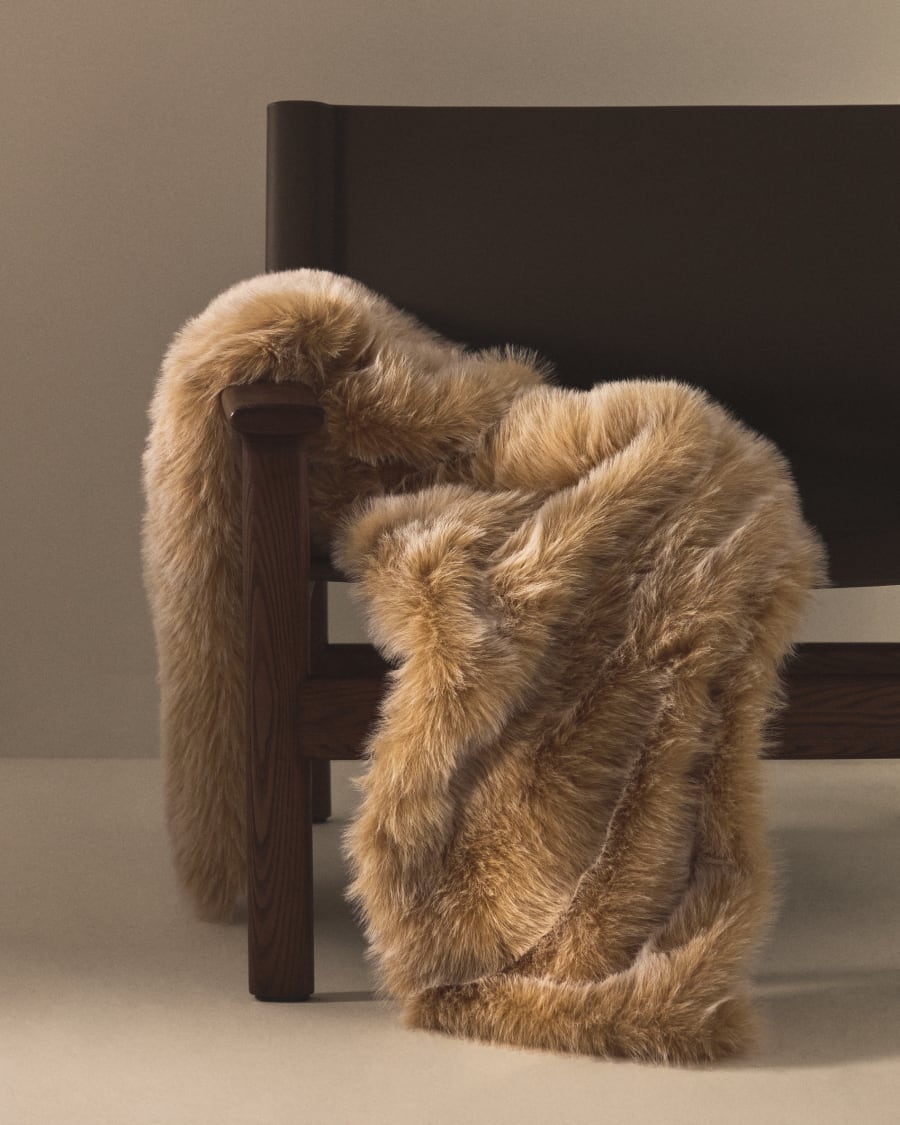 Lisara ecru faux-fur blanket with strap 130 x 170 cm