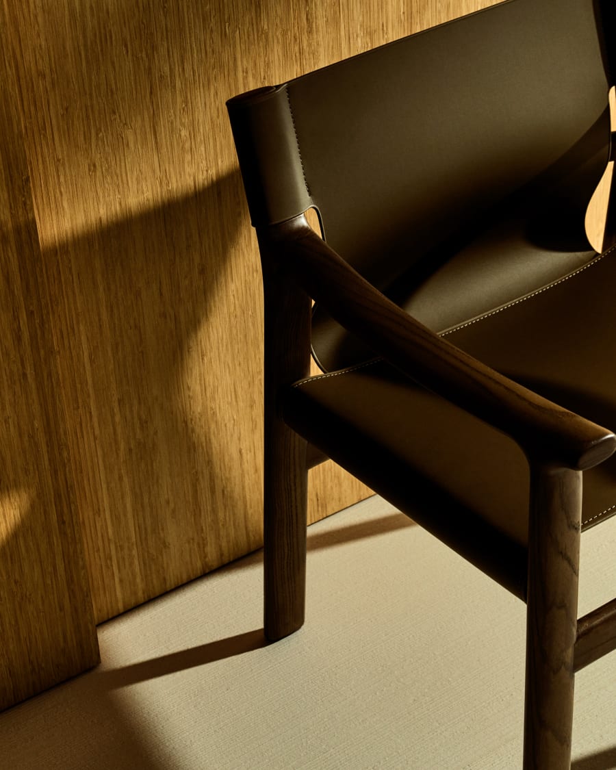 Jan chair made of dark brown recycled leather fibres and FSC 100% solid ash wood with walnut-coloured finish