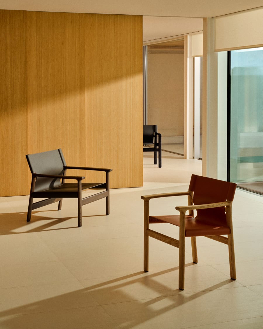 Jan armchair made of dark brown recycled leather fibres and FSC 100% solid ash wood with walnut-coloured finish