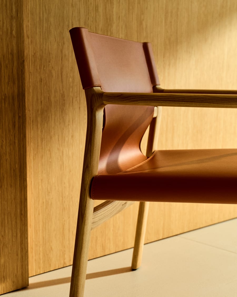 Jan chair made of light brown recycled leather fibres and FSC 100% solid ash wood with natural tone finish