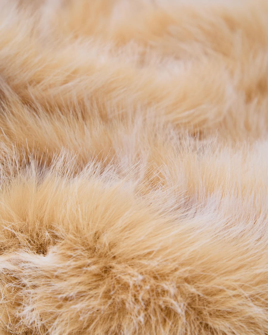 Lisara ecru faux-fur blanket with strap 130 x 170 cm
