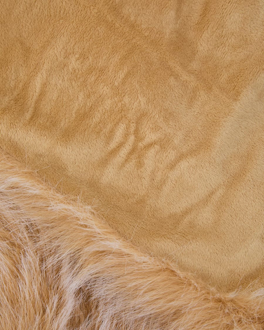 Lisara ecru faux-fur blanket with strap 130 x 170 cm
