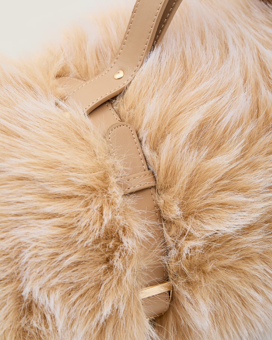 Lisara ecru faux-fur blanket with strap 130 x 170 cm